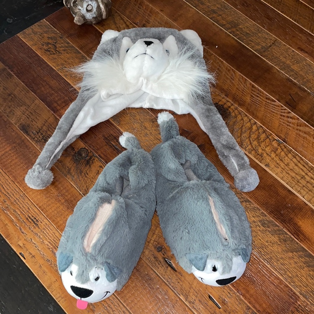 🛑SOLD🛑Flipazoo Wolf Slippers & Hat set